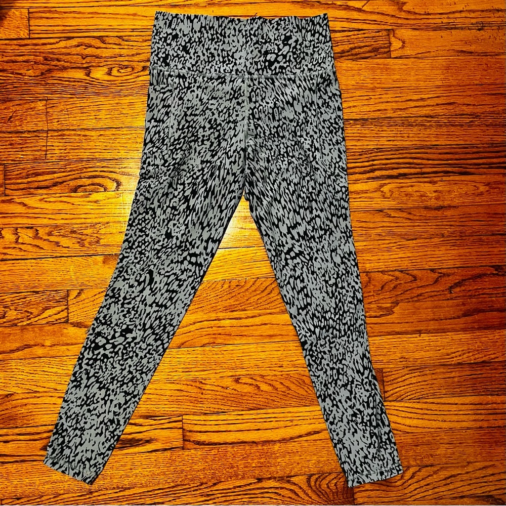 Athleta Medium Black and Gray leopard print Leggings with side pockets